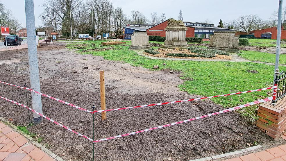 Die alte Hecke und die Birken am Ehrenmal wurden bereits entfernt. © Foto: Szyska