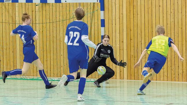 450 Kids kicken in Weener um Pokale