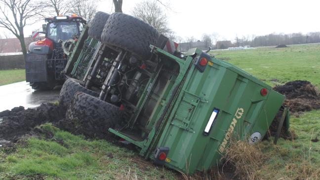 Trecker-Anhänger landete im Graben