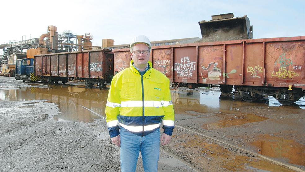 David Appel, Geschäftsführer der Nehlsen E. Heeren GmbH in Leer, auf dem Firmengelände vor einigen Güterwaggons, die gerade mit Stahlschrott beladen werden. Beim Schrotttransport setzt das Unternehnen vor allem auf Binnenschiffe.  © Foto: Hoegen