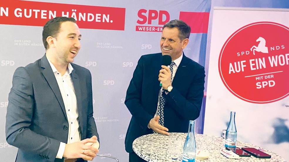 Nico Bloem (links) und Olaf Lies bei der Bierdeckel-Diskussion.<br />  © Foto: privat