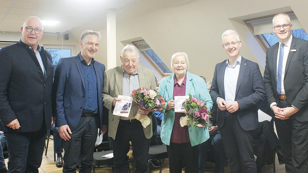 Bürgermeister Hans-Peter Heikens (von links), Autor Kai-Uwe Hanken sowie Michael Decker (von rechts) als Vertreter des Vorstandes der Sparkasse Leer/Wittmund und Landrat Matthias Groote freuen sich mit Paul und Käthe Zimmer über das gelungene Projekt.  © Fotos: Berents