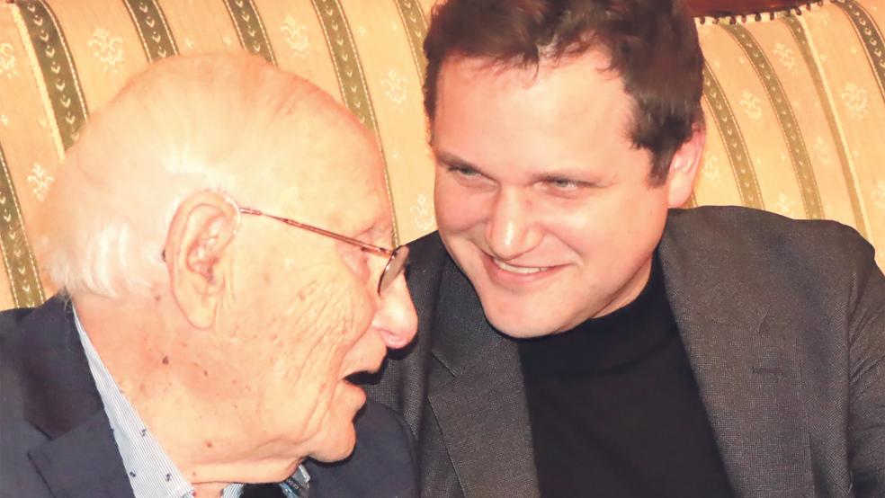 Im vertrauten Gespräch: Der Holocaust-Überlebende Albrecht Weinberg und Autor Nicolas Büchse am Donnerstagabend bei der Vorstellung der Biografie im historischen Saal des Leeraner Rathauses.  © Foto: Ammermann