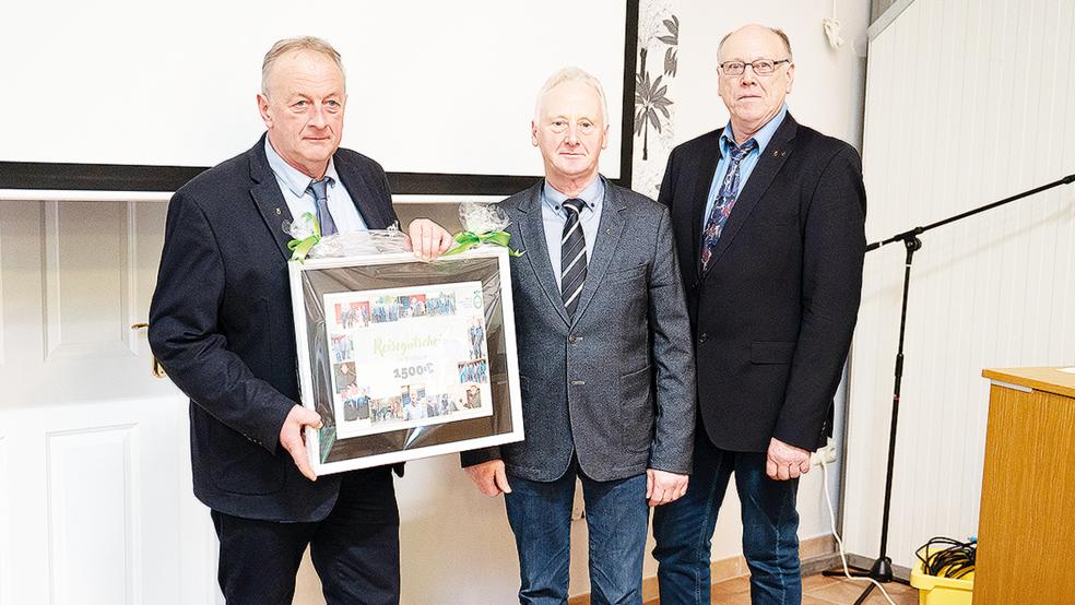 Aufsichtsratsvorsitzender Bernhard Berends, der ehemalige Vorstandsvorsitzender Dieke Jans-sen und der neue Vorstandsvorsitzende Johannes Vienna (von links) bei der Übergabe eines Geschenks als Dankeschön für rund 30 Jahre Tätigkeit im VOST-Ehrenamt.  © Foto: VOST