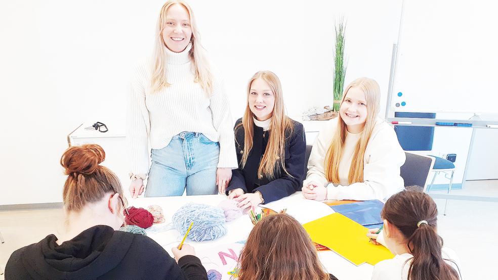 Natalie Kuhlmann, Caroline Höfling und Lea Veenaas (von links) arbeiten seit Oktober an Projekten mit den Kindern und Jugendlichen, die das Familienzentrum in Bunde besuchen.  © Foto: Berents