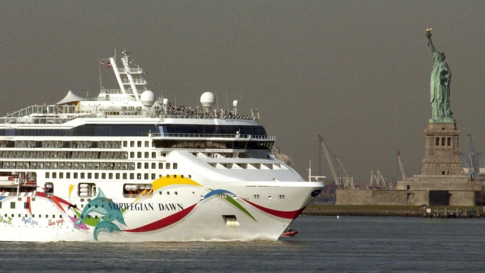 Die 2002 auf der Meyer Werft in Papenburg gebaute »Norwegian Dawn« - hier 2005 in New York - liegt im Hafen vor der ostafrikanischen Insel Mauritius fest. © Mike Lutz (picture-alliance/dpa)