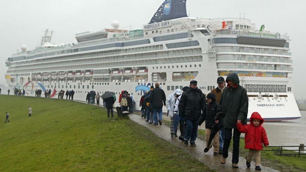 Die »Norwegian Dawn« war Anfang November 2002 von der Meyer Werft in Papenburg über die Ems in die Nordsee manövriert worden. © Wagner (dpa/Archiv)