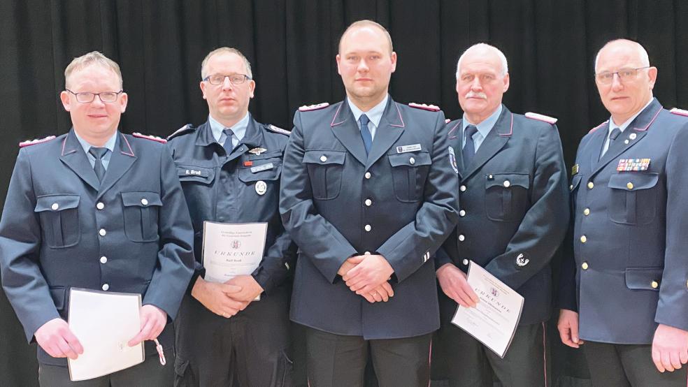 Mit einem höheren Rang, verliehen von Kreisbrandmeister Ralf Heykants (rechts), gingen vier Rheiderländer nach Hause: (von links) Matthias Vry von der Feuerwehr Wymeer-Boen als Löschmeister, Ralf Broß (Jemgum) und Steffen Voss (Weener) als Brandmeister sowie aus Wymeer Peter Oltmanns als Erster Hauptbrandmeister.  © Fotos: Kuper