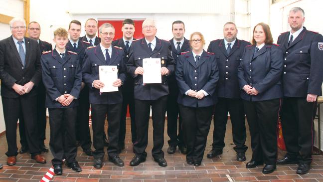 Trecker in Flammen und Dachstuhlbrand