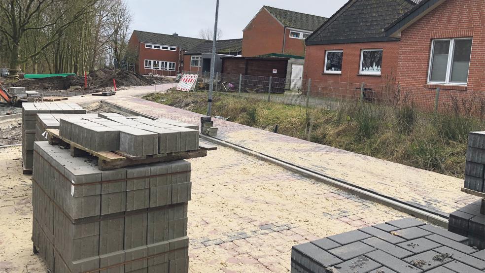 Die Arbeiten rund um das Schulgelände gehen zügig voran. Kommt es nicht zu unvorhergesehenen Verzögerungen, sollen sie in rund einem Monat abgeschlossen werden.  © Foto: Busemann