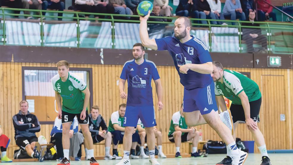 Marcus Wilken (am Ball) traf elfmal für den TuS Holthusen. Zehnmal stand er an der Siebenmeterlinie und verwandelte acht Strafwürfe.  © Fotos: Jungeblut