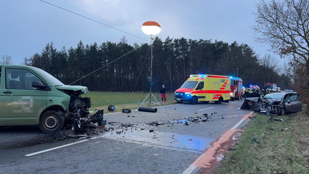 Zahlreiche Rettungskräfte waren nach dem Unfall auf der L 34 im Einsatz. © S. Geiken/Feuerwehr Aurich