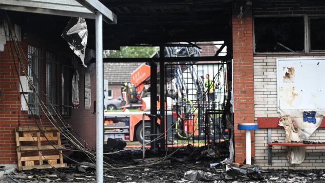 Mit Benzin aus Kanister Feuer gelegt