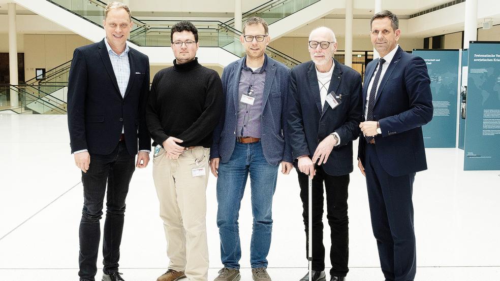 Wiard Siebels (MdL, SPD, von links), Schriftführer Deniz Brinkmeyer, stellvertretender Vorsitzender Thomas Gerke, Schatzmeister Bruno Braun und Minister Olaf Lies.  © Foto: privat