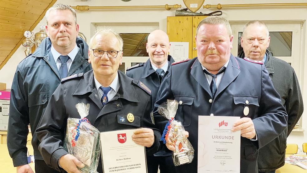 Mit Ehrenzeichen und Geschenken wurden in Critzum Herbert Mühlena (links) und Harald Kramer für 50- beziehungsweise 25-jährige Mitgliedschaft in der örtlichen Feuerwehr geehrt. Die Urkunden überreichten (von links) Jemgums Gemeindebrandmeister Jan Remmers, sein Stellvertreter Stephan Hilbrands und Helmut Plöger als stellvertretender Bürgermeister.  © Foto: Kuper