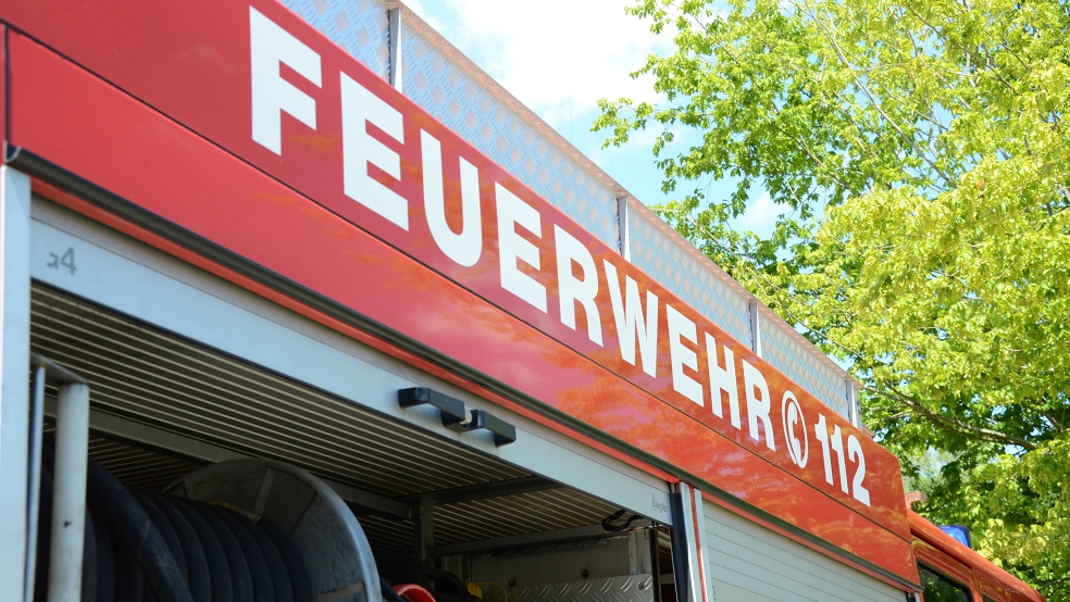 Zehn Feuerwehrleute kümmerten sich in der vergangenen Nacht zum einen Rettungswagen, der sich auf einem Privatgrundstück festgefahren hatte. © Hanken