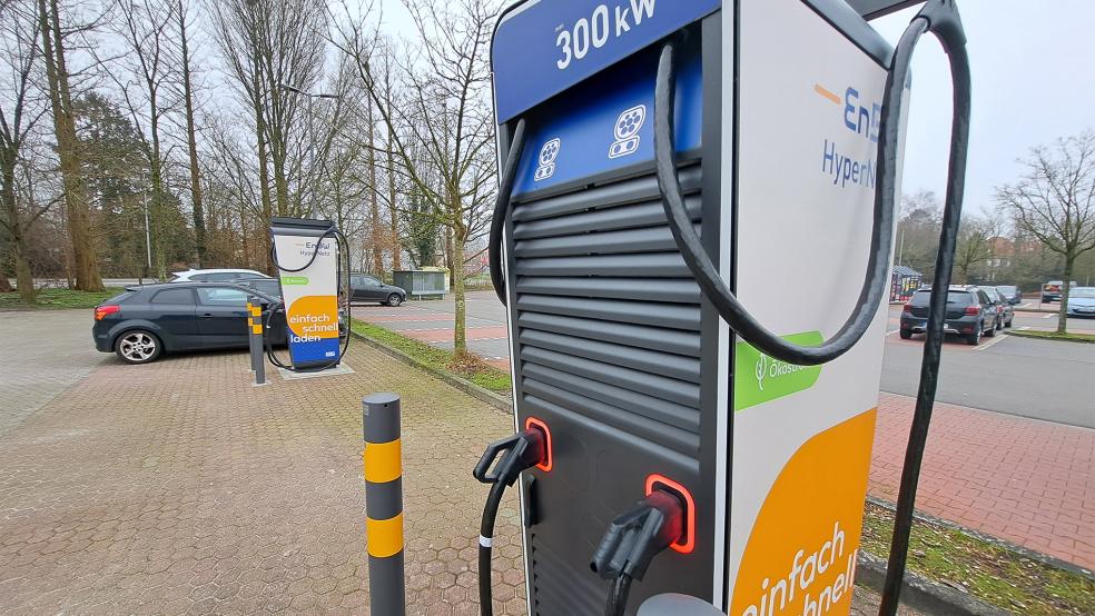 Zwei solcher Ladesäulen stehen nun in Weener.  © Foto: Szyska