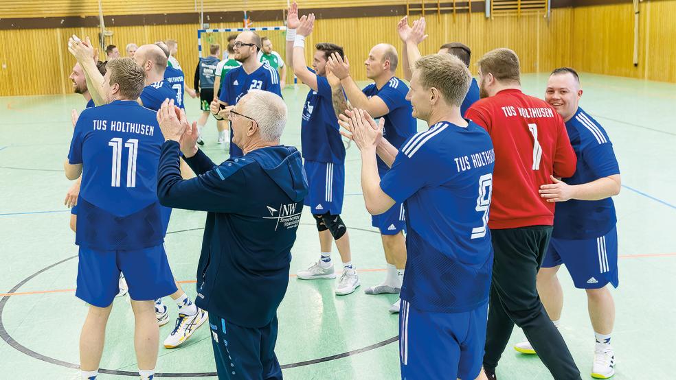 Die Handballer des TuS Holthusen würden auch nach dem kommenden Heimspiel gegen die HG Jever/Schortens II wieder von ihren Fans auf der Tribüne gefeiert werden. Hier holen sich die Rheiderländer den Applaus nach Sieg gegen Ihlow ab.  © Foto: Jungeblut