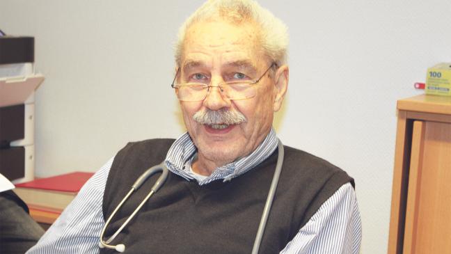 Betagter Hausarzt hält tapfer durch