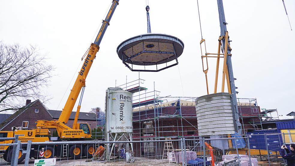 Sechseinhalb Tonnen wiegt die Kuppel für die Moschee in Papenburg, die mithilfe eines Schwerlastkrans auf das Dach gehoben wurde.  © Foto: Schade