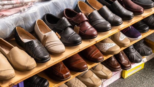 Ladendieb lässt eigene Schuhe im Regal zurück