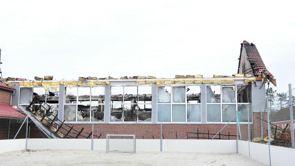 Durch das Feuer stürzte das Dach der Turnhalle ein. Der Schaden liegt bei einer Million Euro.  © Foto: Wolters