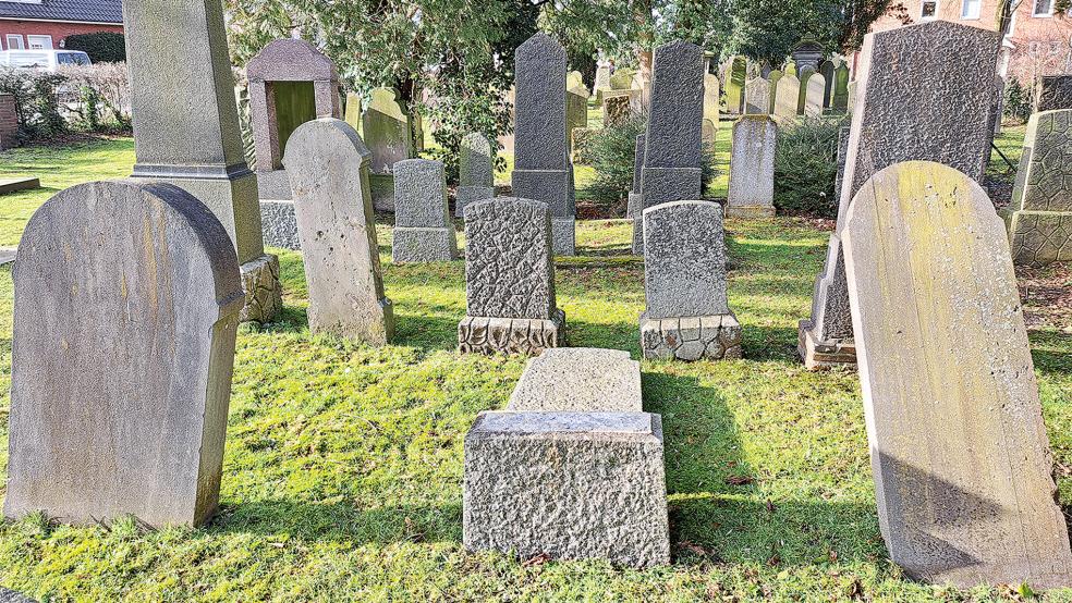 Die vom Sockel gestürzten Grabsteine auf dem jüdischen Friedhof an der Groninger Straße in Leer werden von Steinmetz Rainer Schäfer kostenfrei instandgesetzt.  © Foto: Szyska