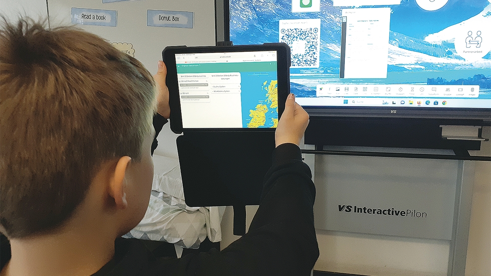 Digitale Hilfsmittel wie das große Display werden an der Oberschule im Unterricht genutzt. Die Schüler können mit Tablets ausgestattet werden, um auf digitale Weise unterrichtet zu werden (kleines Foto).  © Fotos: Berents