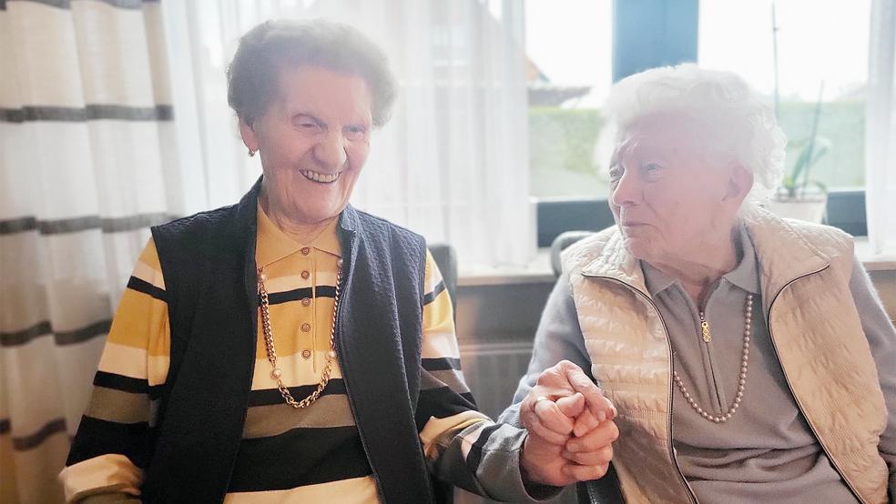 Maria Wolters und Margarethe Kossenjans (rechts) sind sehr vertraut miteinander. Sie lachen viel zusammen und erzählen sich auf Plattdeutsch Geschichten aus ihrer Jugend.  © Foto: Kowalski