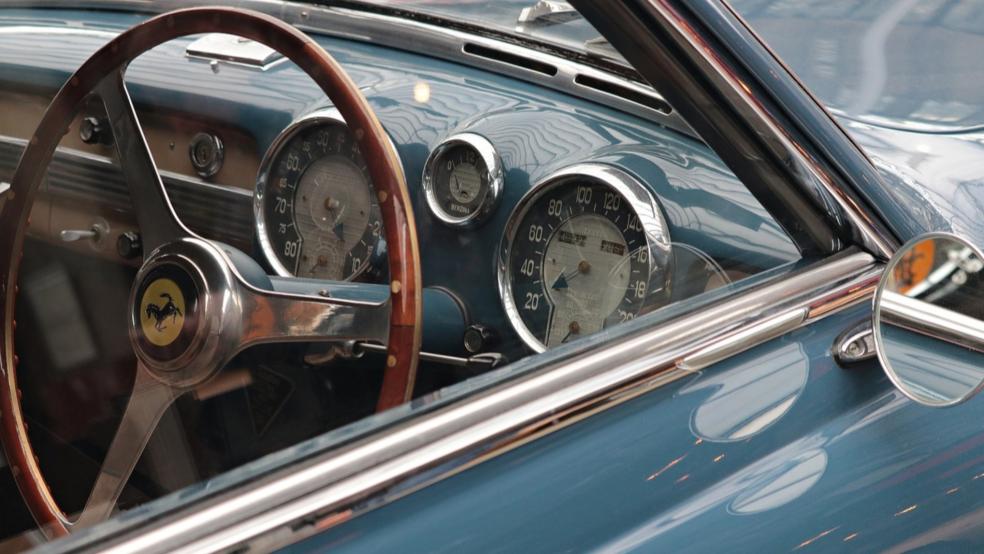 Auch wenn der Käufer aus Emden keinen Oldtimer wie auf unserem Symbolfoto erworben hat, bei der Kilometerleistung des Gebrauchtwagens hat der Verkäufer ganz offensichtlich betrogen und auch falsche Personalien angegeben. © Pixabay