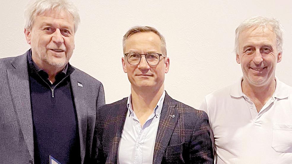 Dr. Jörg Weißmann (links) und Chefarzt Michael Schinagl übergaben die Auszeichnung an Dr. Knut Busching, Chefarzt der Abteilung für Plastische- Hand und Ästhetische Chirurgie am Borromäus Hospital.  © Foto: Borromäus Hospital