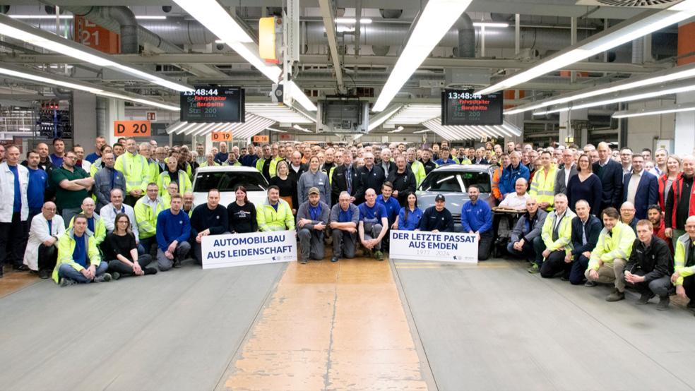 Die Emder Mannschaft des VW-Werkes verabschiedete heute sowohl den letzten Passat als auch den letzten Arteon aus Emden.  © Volkswagen
