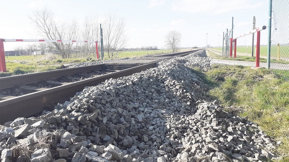 Nicht nur die Gleise werden aufgerüstet. Auch der parallel verlaufende Radweg wird ausgebaut werden.  © Foto: Berents