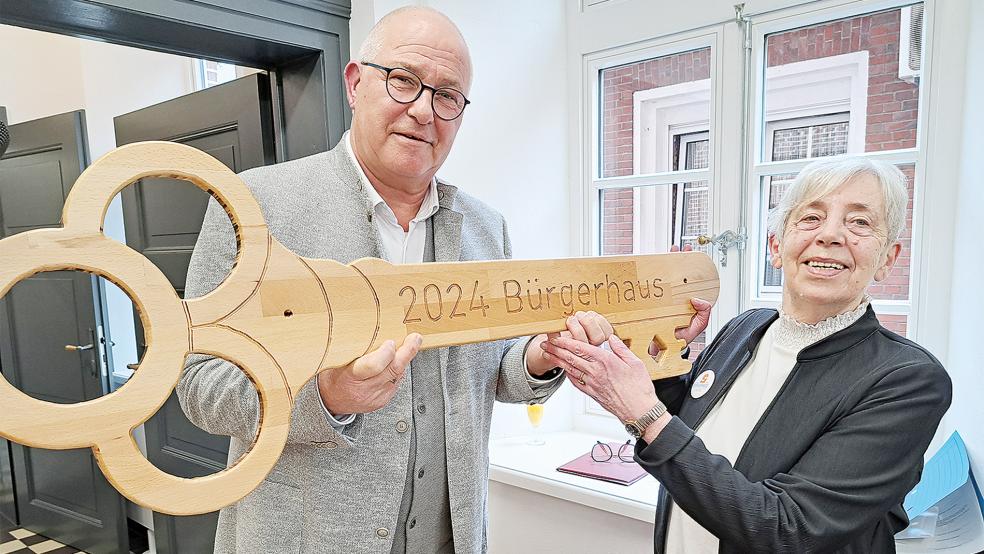 Symbolischer Akt: Bürgermeister Hans-Peter Heikens übergab die Schlüsselgewalt für das Bürgerhaus an »Hausherrin« Henriette Remmers. © Foto: Szyska