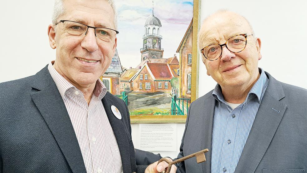 Eilert Freese (rechts) wurde gestern von seinen Emotionen überwältigt. Er hatte am 27. Juli 1948 im historischen Amtshaus das Licht der Welt erblickt. Am Ort seiner Geburt übergab er einen Originalschlüssel, den ihm die letzte Bewohnerin Ruth Weikert vermacht hatte, an Walter Eberlei. © Szyska