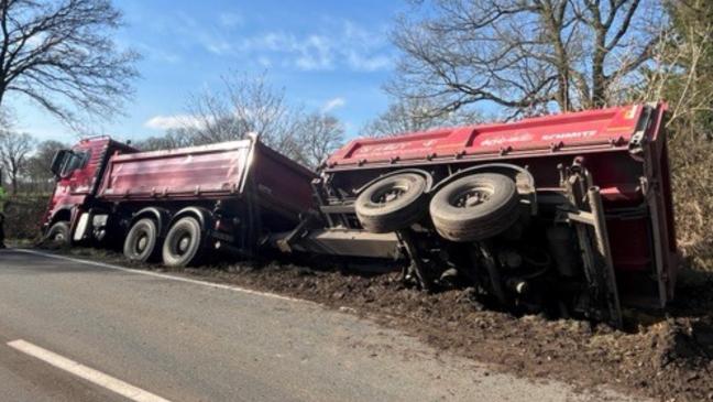 Lkw landet im Graben