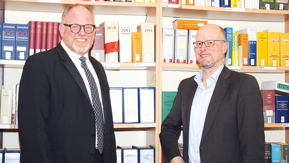 Pressesprecher Oliver Garrels (links) und Sozialgerichts-Direktor Peter Nippen (rechts) vermeldeten einen überraschenden Anstieg an Gesamteingängen von Verfahren.  © Foto: Ricken