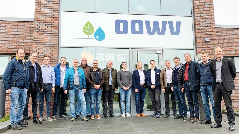 Wassermeister Lutz Hanneken (links im Bild) und Rohrnetzmeister Wilhelm Frey (neben ihm) vertraten den Wasserversorgungsverband Rheiderland beim jüngsten Treffen der Vertreter der Wasserversorger in Schortens.  © Foto: OOWV