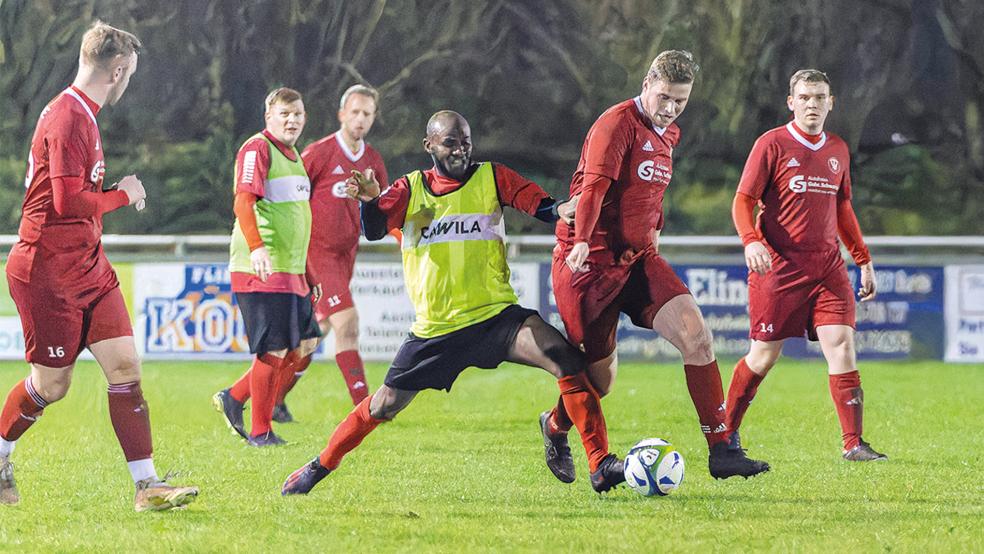 Steffen Meyer (Zweiter von rechts) legte nach schönem Solo zum 2:1 für Volker Wirtjes auf.  © Foto: Jungeblut