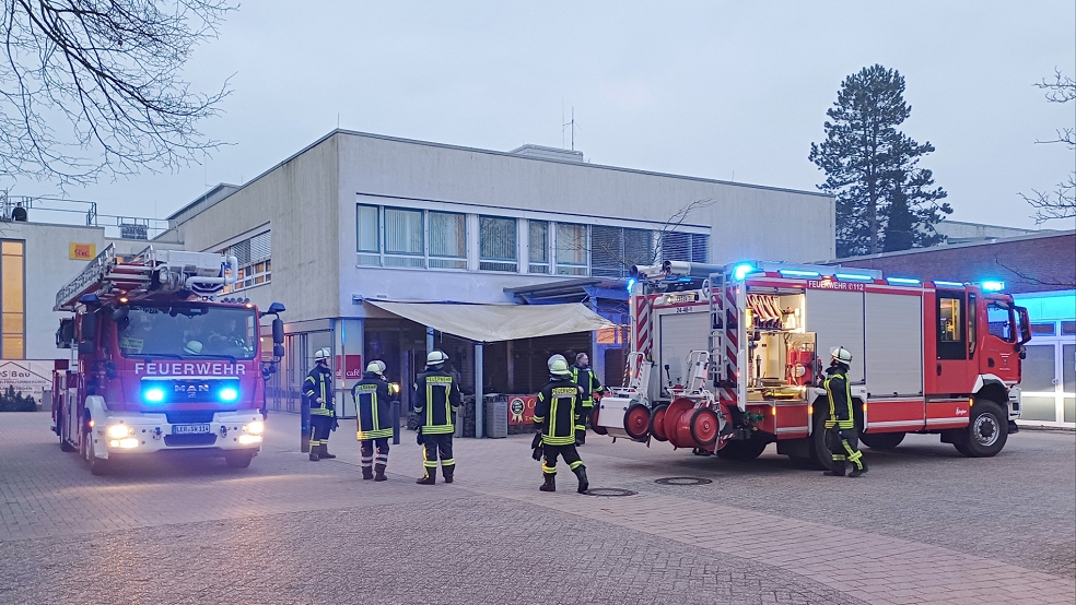 Mit mehreren Einsatzfahrzeuge rückte die Feuerwehr Weener zum Krankenhaus aus. © J. Rand/Feuerwehr