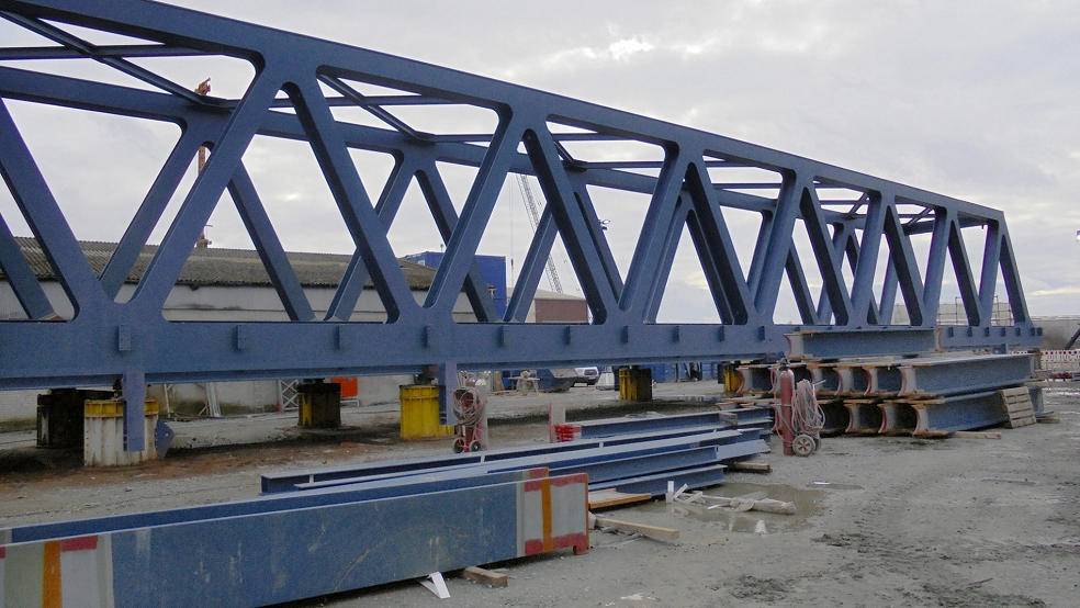 Die Einfeldbrücke mit der klassischen Stahlkonstruktion ist in Papenburg fertiggestellt worden. © DB InfraGO AG