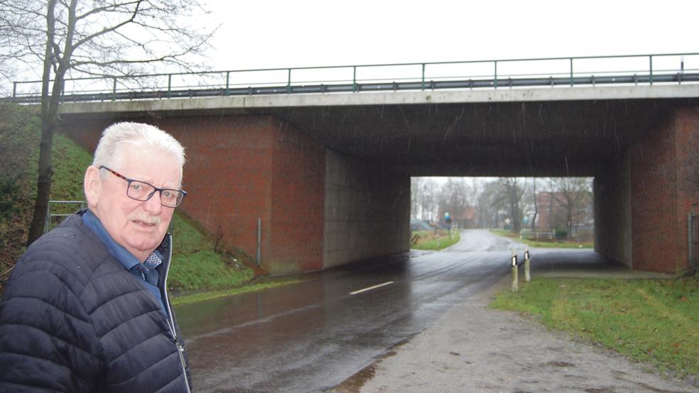 »Die Autobahnbrücke ist damals schon so groß gebaut worden, dass ein Radweg angelegt werden kann«, sieht Broer Wübbena-Mecima als Ortsvorsteher von St. Georgiwold den Radwegebau als grundsätzlich unproblematisch an.  © Foto: Hoegen