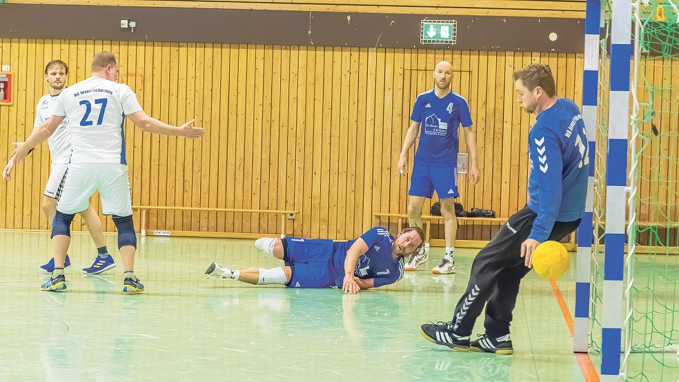 Holthusens Sven Wilke (am Boden) steuerte fünf Treffer zum Remis gegen Jever/Schortens II bei. In dieser Szene überwindet er HG-Keeper Adrian Sanden (rechts).  © Foto: Jungeblut