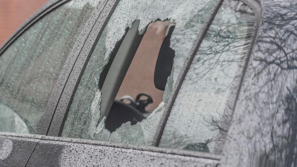 Unbekannte Täter schlugen die Scheibe eines Seat ein und stahlen eine Geldbörse. © Symbolfoto: Klemmer (Archiv)