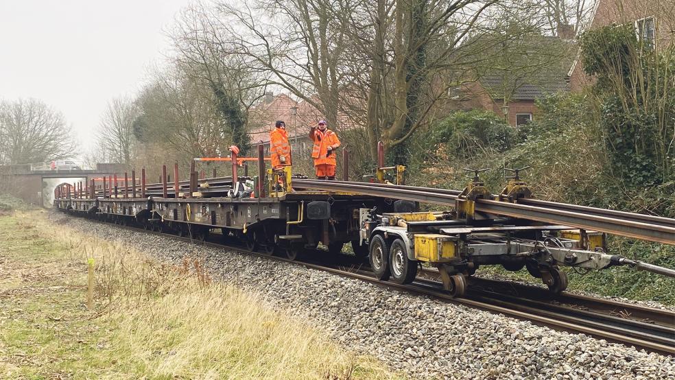 Neue Gleise werden in Weener angeliefert. Die Firma Schweerbau ist sieben Tage die Woche im Einsatz, um die Bahnstrecke zu optimieren.  © Fotos: Hanken