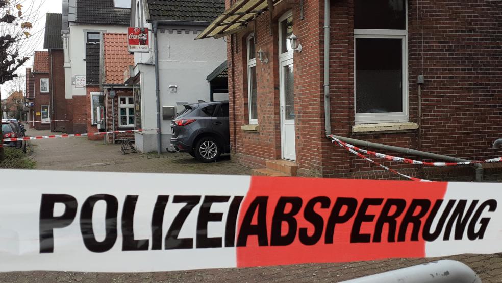 Der Tatort an der Neuen Straße in Weener war Ende November von der Polizei abgesperrt worden. © Berents (Archiv)