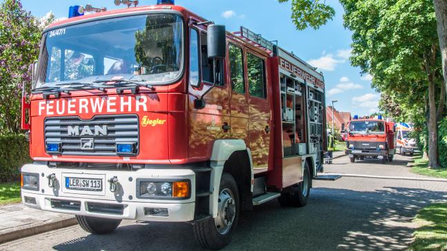 Auto und Sperrmüllcontainer stehen in Flammen