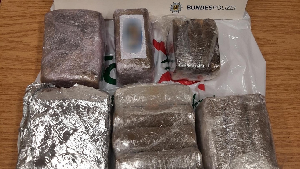 Diese Pakete mit insgesamt 2,3 Kilogramm Haschisch lagen in der Tasche, die von der Bundespolizei in einem Reisebus in Bunde sichergestellt wurde. © Bundespolizei