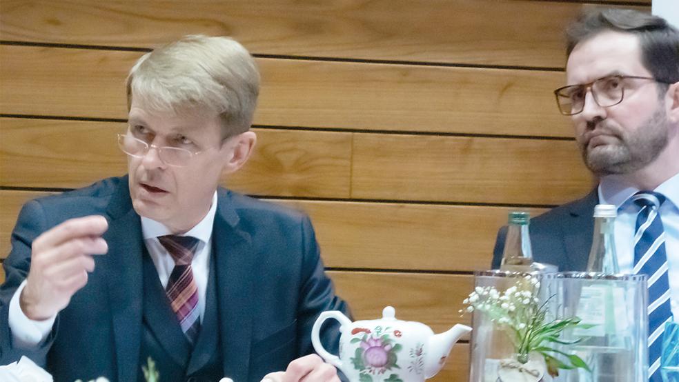 In seiner wahrscheinlich letzten Jahresbilanz-Pressekonferenz zeigte IHK-Präsident Dr. Bernhard Brons (links) Schwachpunkte und Hürden auf, die die hiesige Wirtschaft ausbremsen. Rechts: Hauptgeschäftsführer Max-Martin Deinhard.  © Foto: Hanken