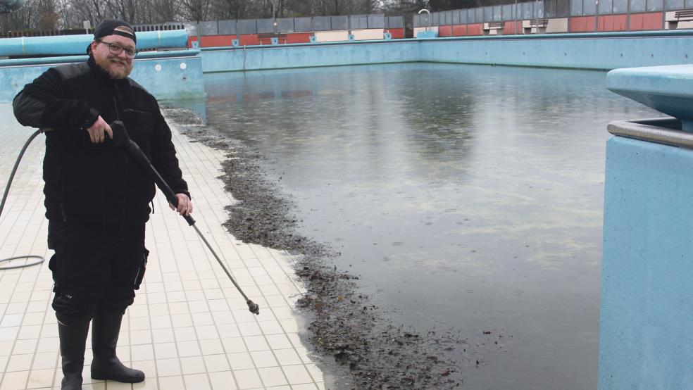 Im Friesenbad-Becken hat sich über den Winter einiges an Sand und Algen angesammelt. Andreas WIlken sorgt mit einem Hochdruckreiniger für Sauberkeit. Mit Keno Schmidt bekommt das Team ab April Zuwachs.  © Fotos: Busemann, Born